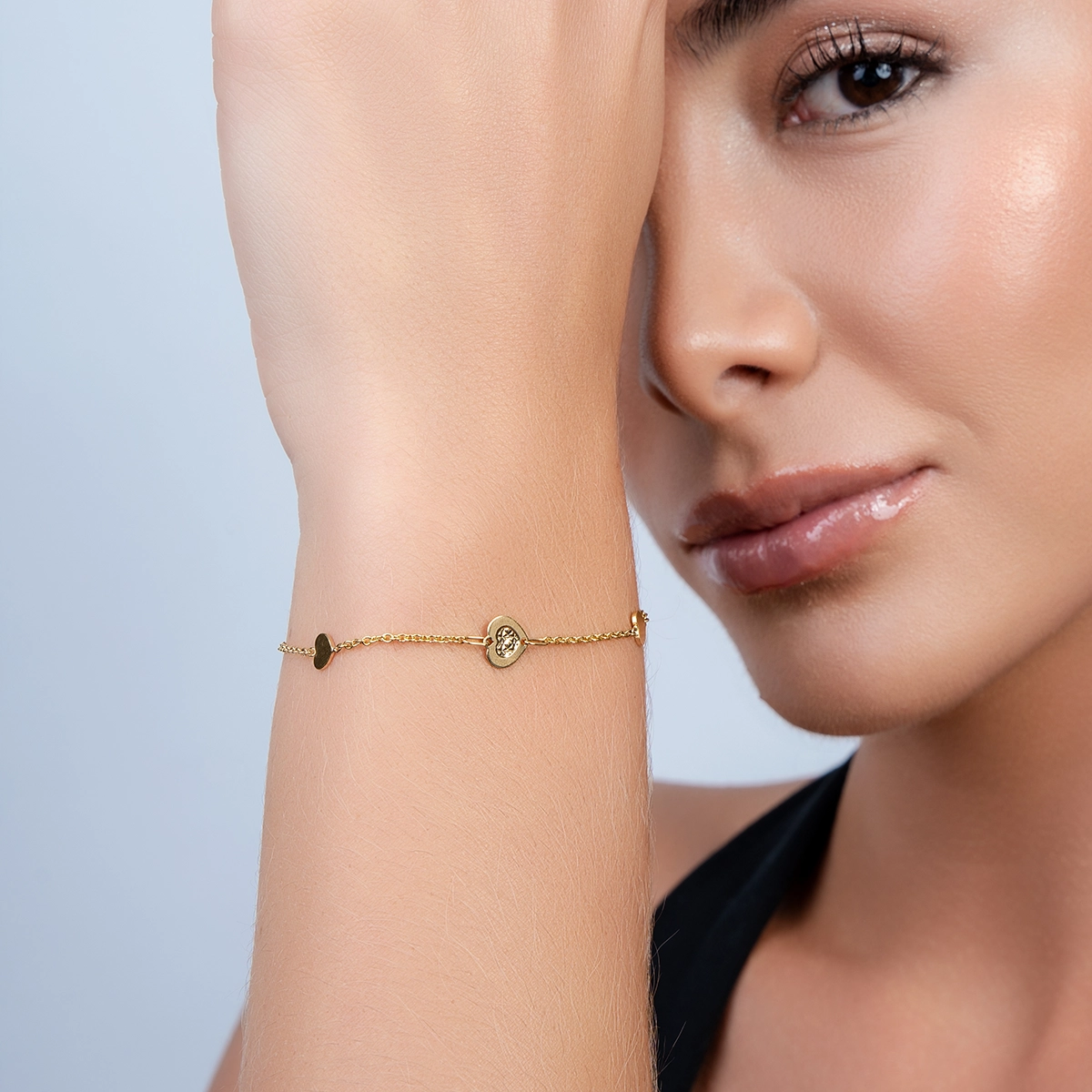 Pulsera en oro amarillo de 18 Kilates con visos, 19 cm. de largo, 1 mm. de ancho