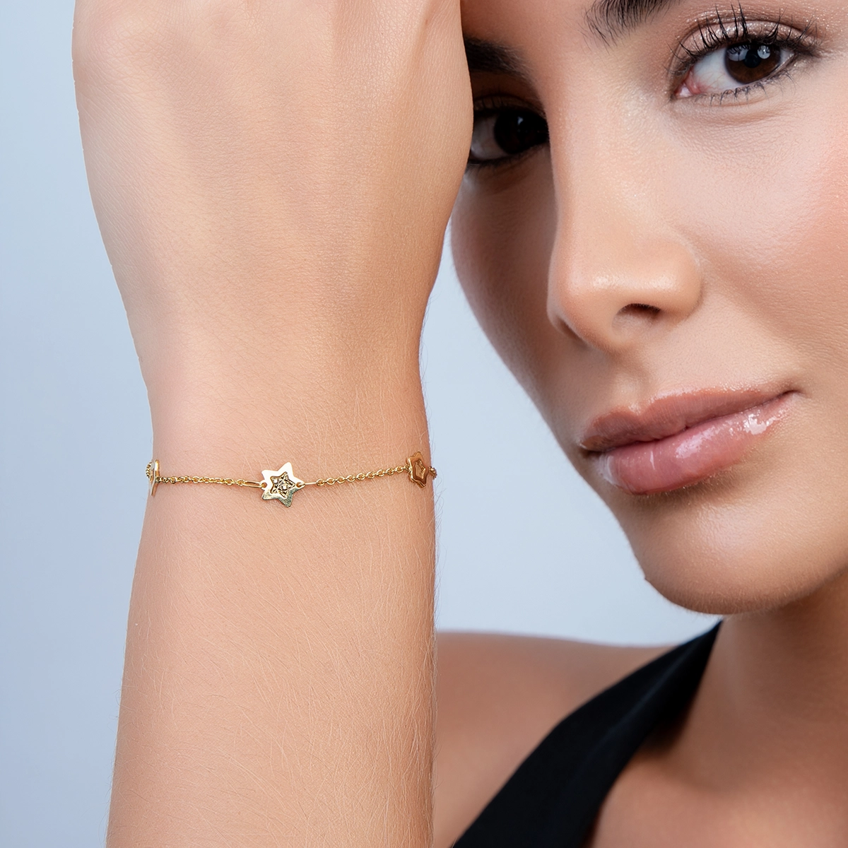 Pulsera en oro amarillo de 18 Kilates con visos, 19 cm. de largo, 1 mm. de ancho