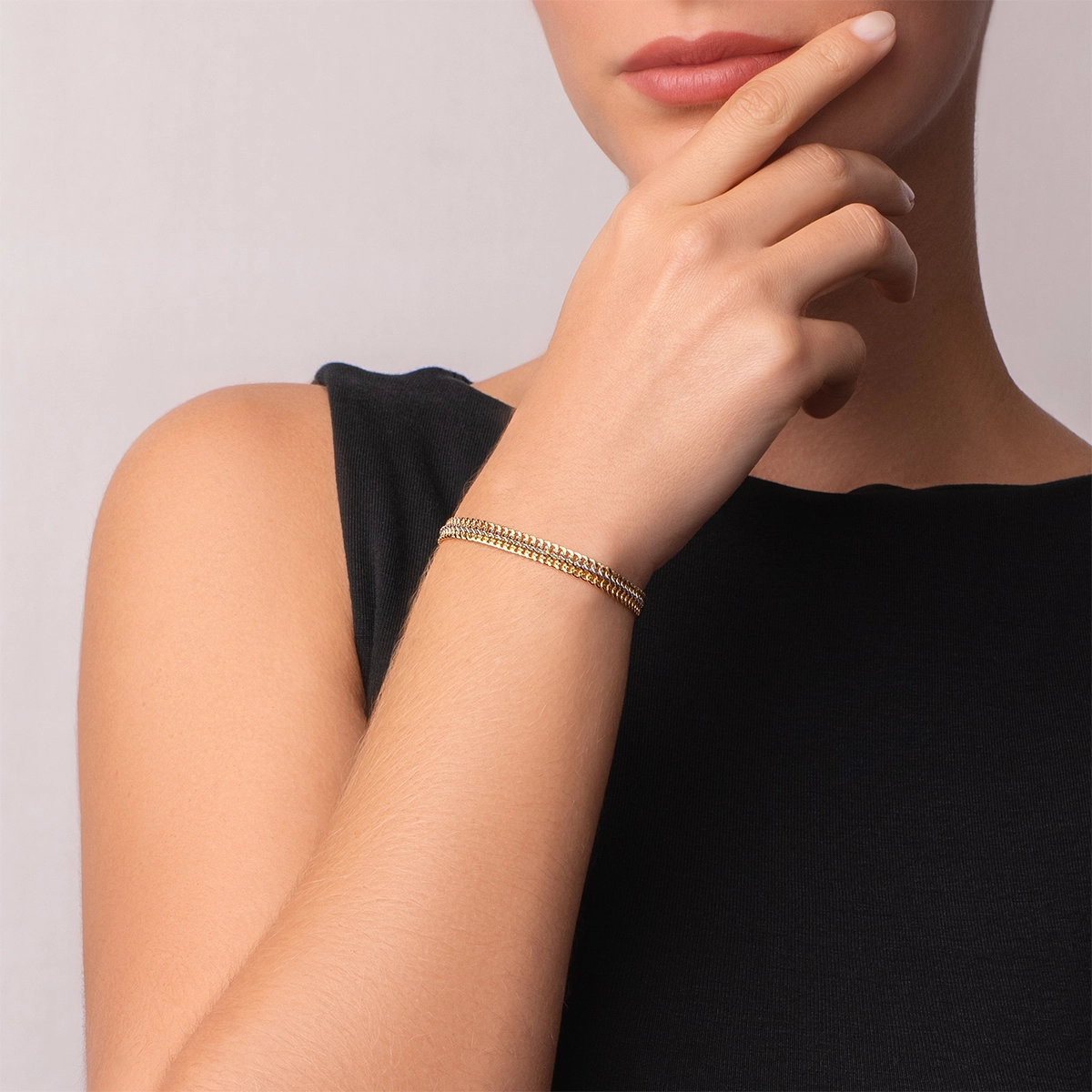 Pulsera en oro amarillo de 18 Kilates, 19 cm. de largo, 6 mm. de ancho