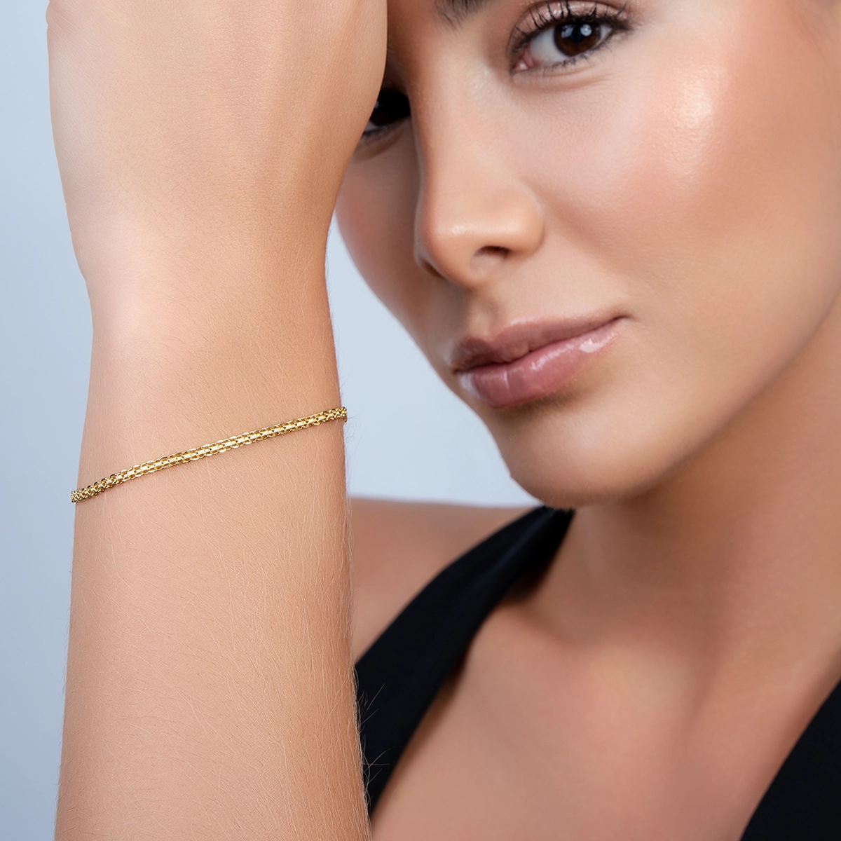 Pulsera en oro amarillo de 18 Kilates satinado, 19 cm. de largo, 2 mm. de ancho