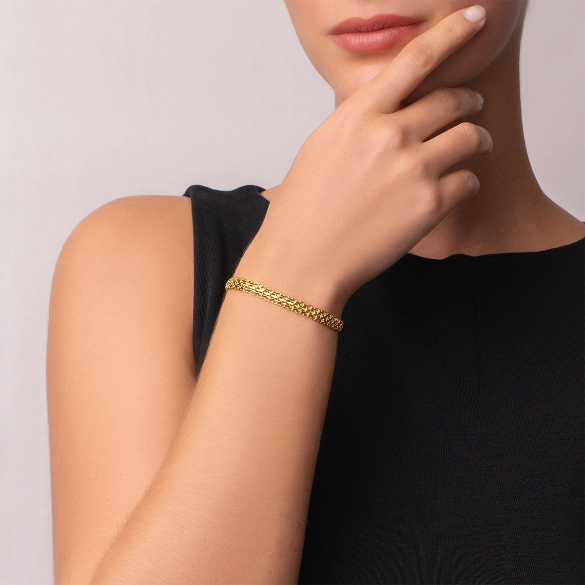 Pulsera en oro amarillo de 18 Kilates satinado, 19 cm. de largo, 6 mm. de ancho