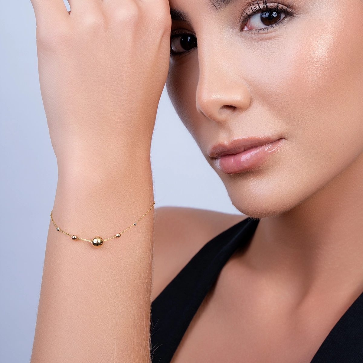 Pulsera en oro amarillo de 18 Kilates con visos, 17 cm. de largo, 0.50 mm. de ancho