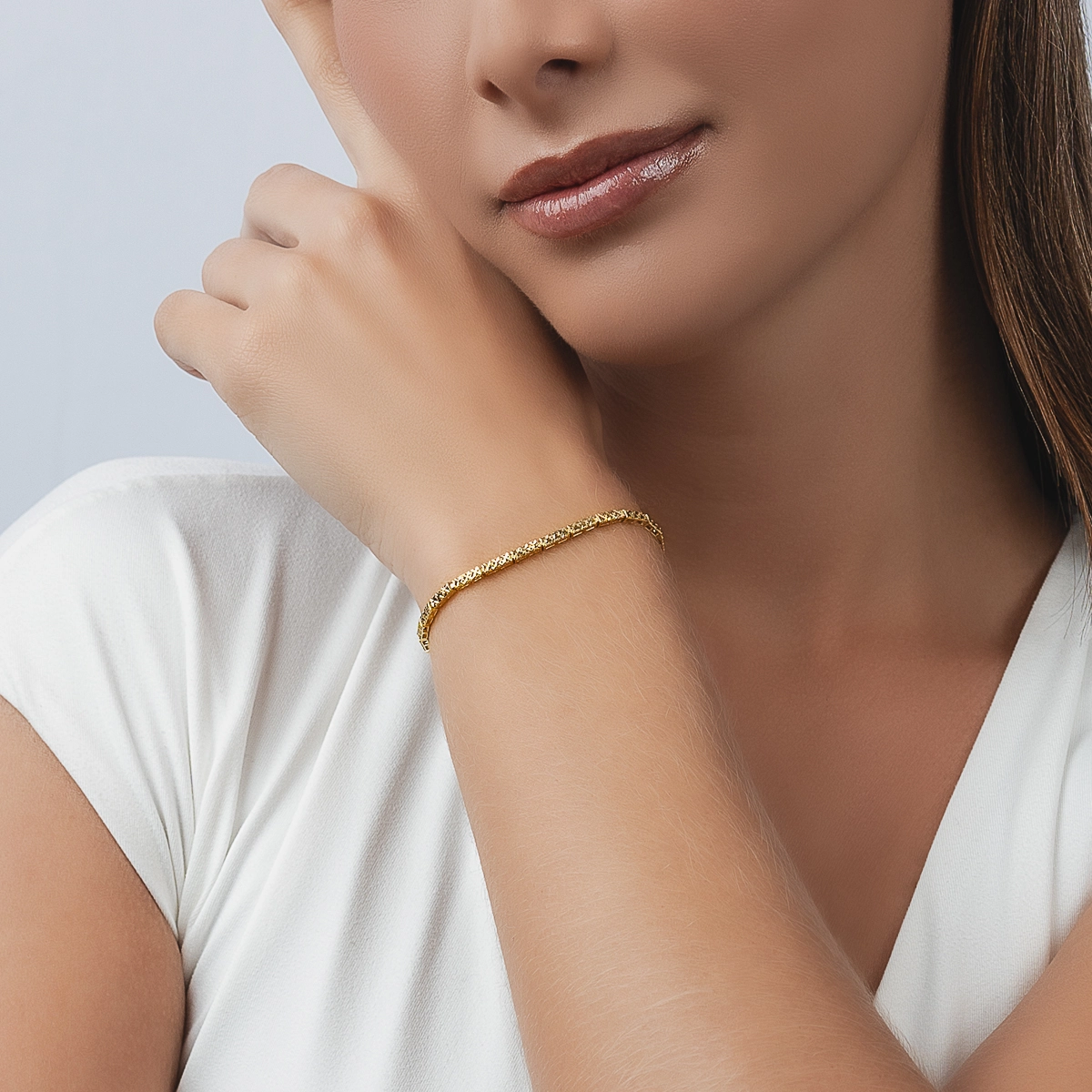 Pulsera en oro amarillo de 18 Kilates con visos, 19 cm. de largo, 2.50 mm. de ancho