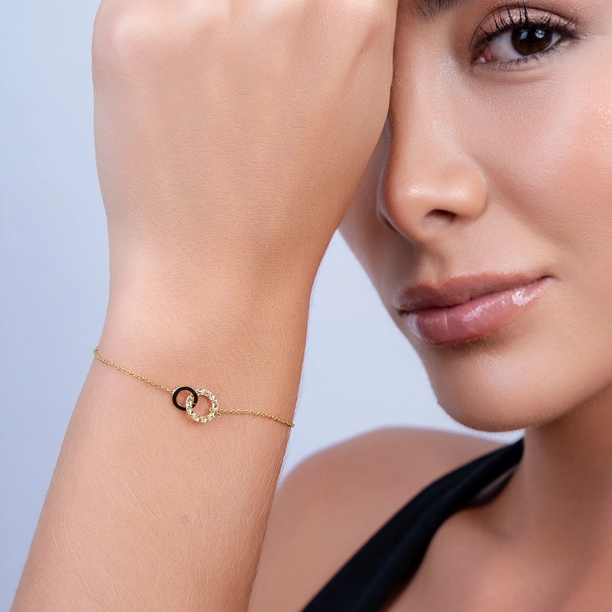 Pulsera en oro amarillo de 18 Kilates con visos, 19 cm. de largo, 0.50 mm. de ancho