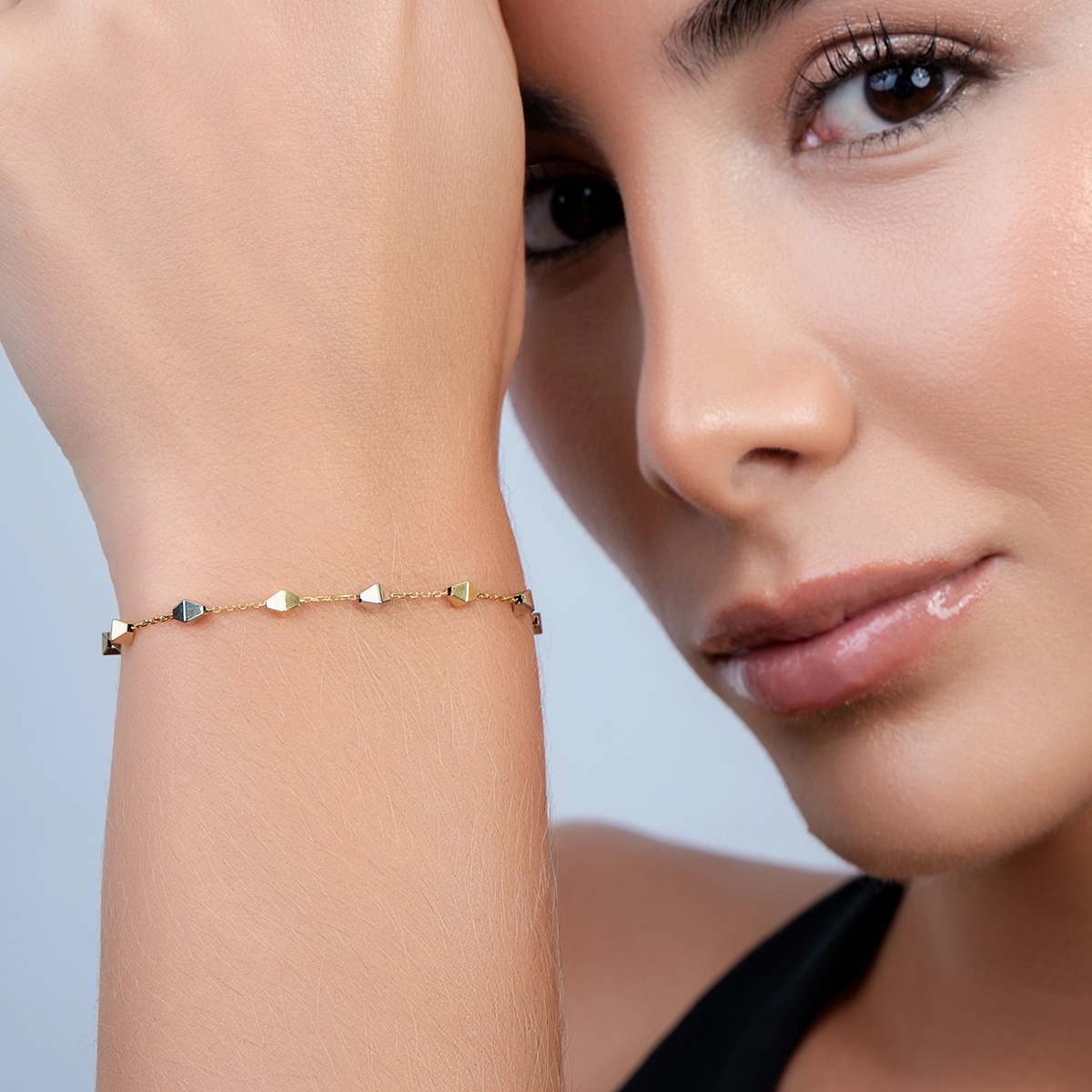 Pulsera en oro amarillo de 18 Kilates, 17 cm. de largo, 0.50 mm. de ancho