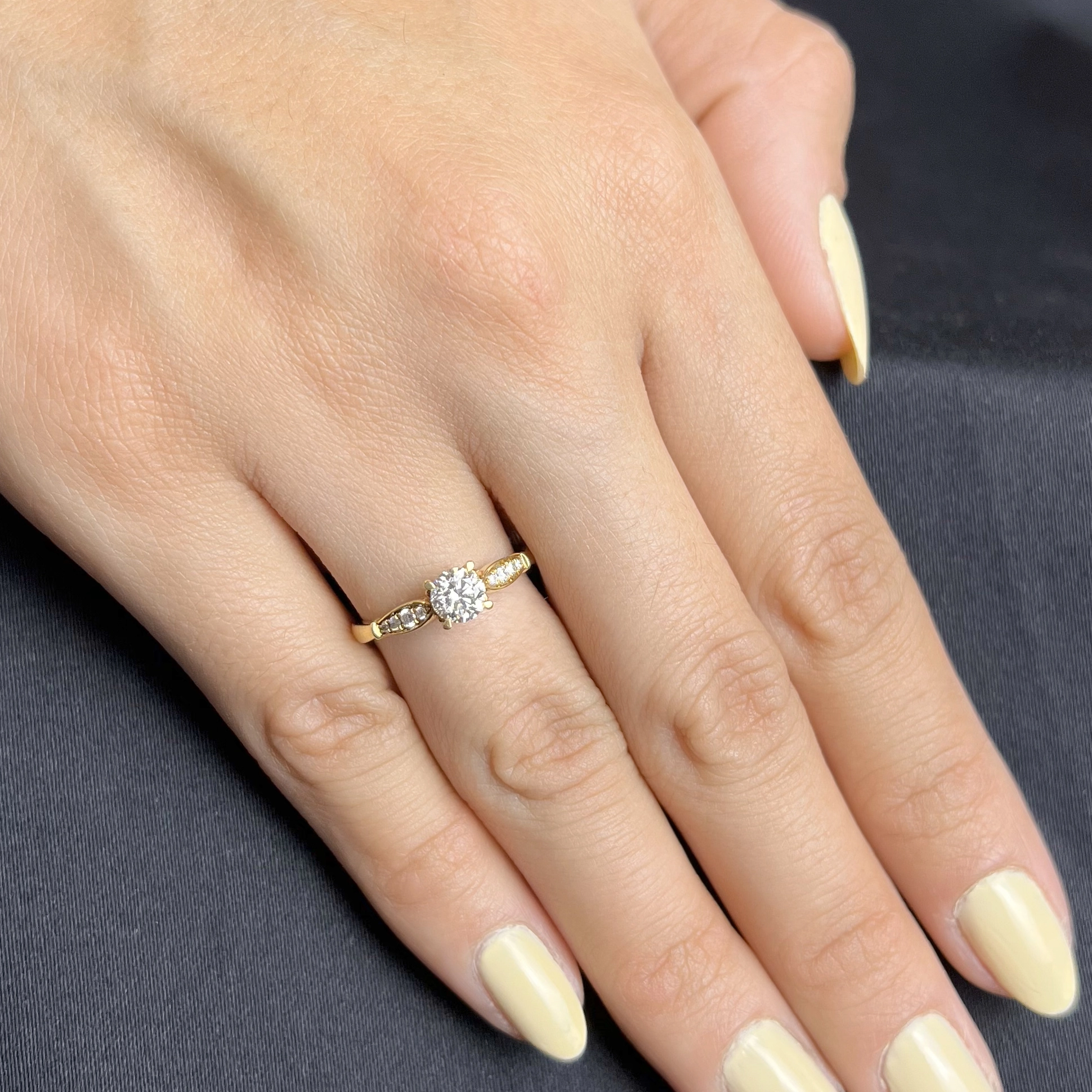 Anillo de compromiso con diamante central redondo GIA de 0.50ct y decoración en diamantes, oro tono amarillo 18k