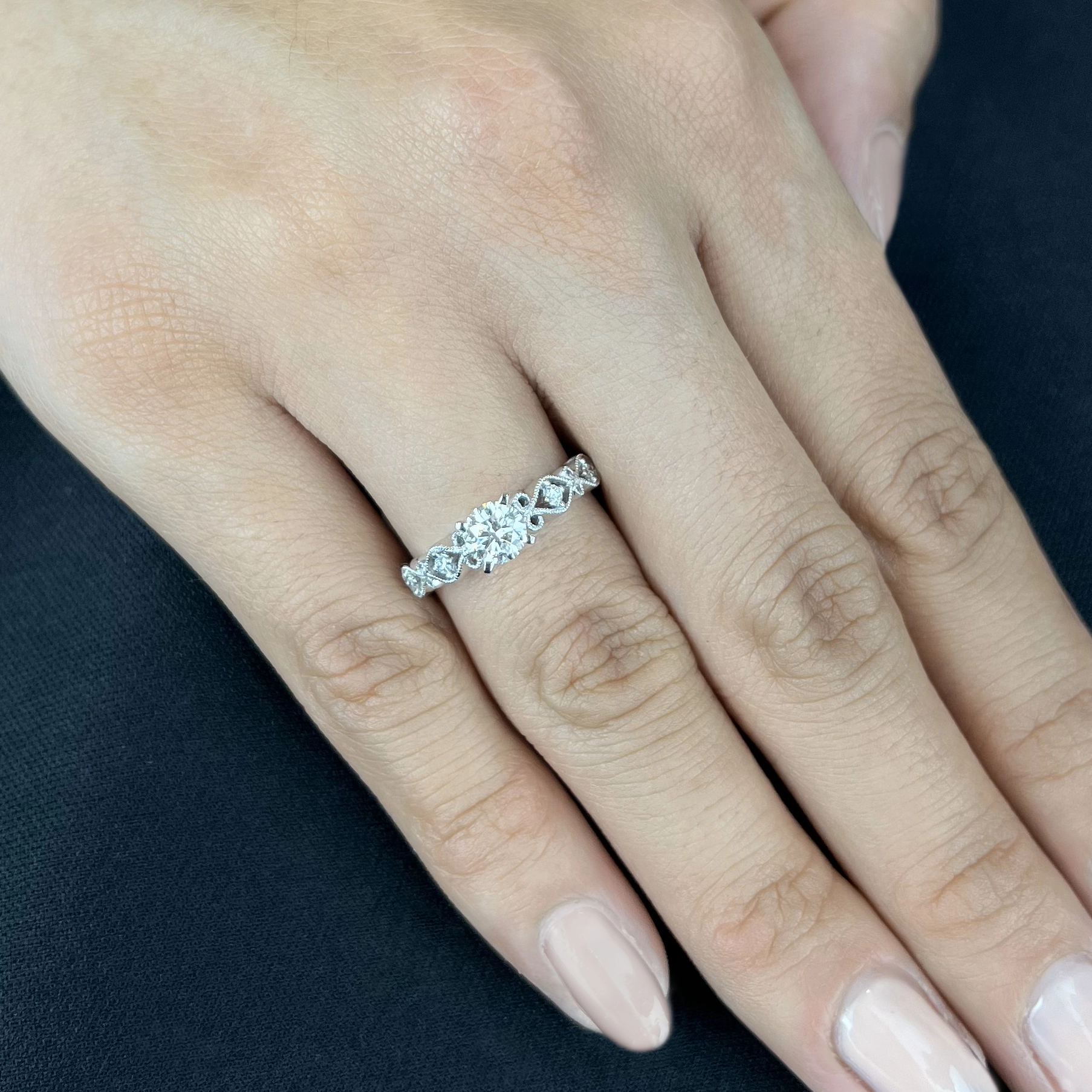 Anillo de compromiso con diamante central redondo GIA de 0.50ct y decoración en diamantes, oro tono blanco 18k, rodinado