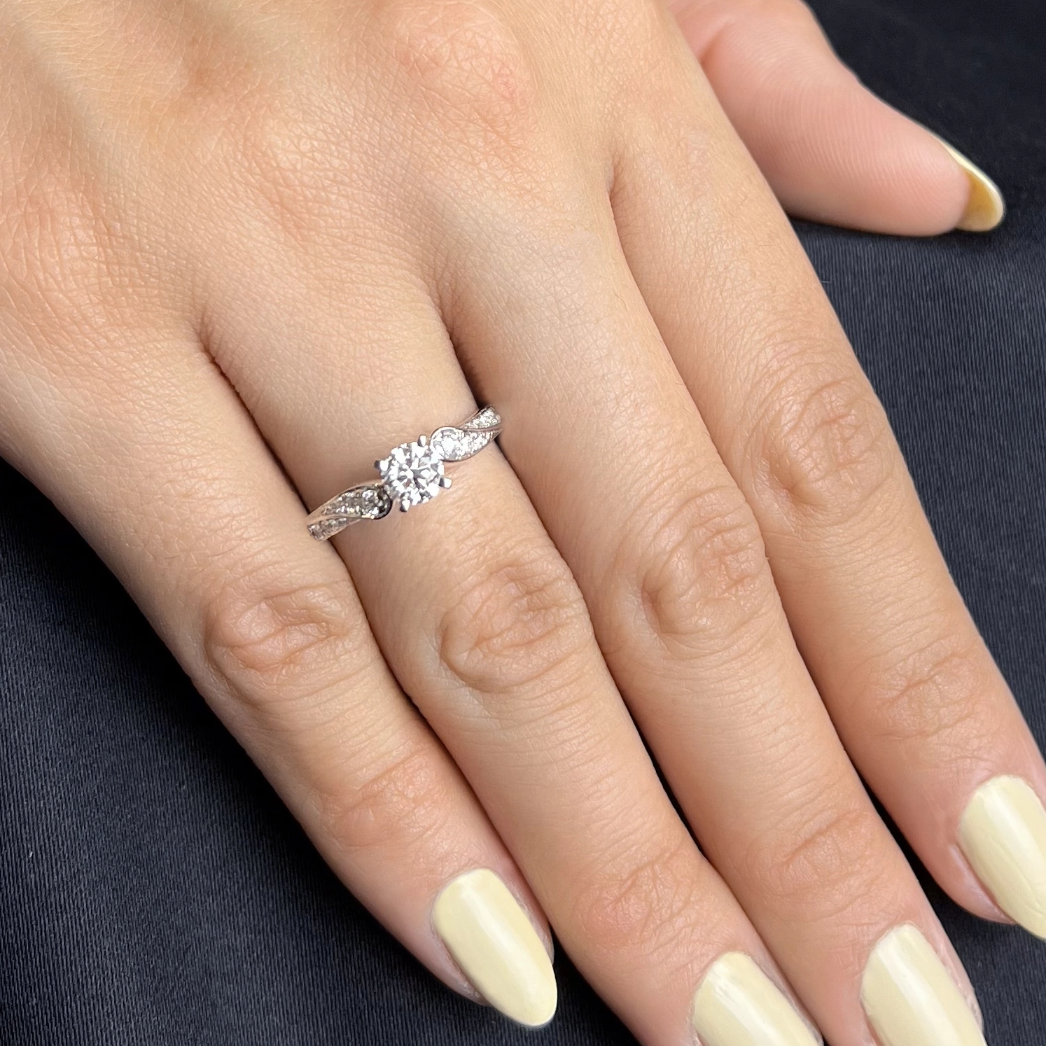 Anillo de compromiso con diamante central redondo GIA de 0.50ct y decoración en diamantes, oro tono blanco 18k, rodinado