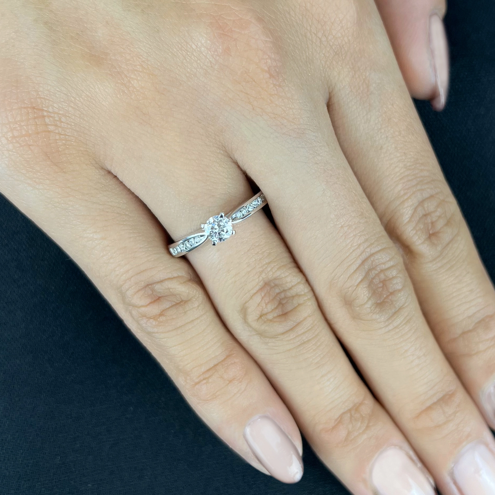 Anillo de compromiso con diamante central redondo GIA de 0.50ct y decoración en diamantes, oro tono blanco 18k, rodinado