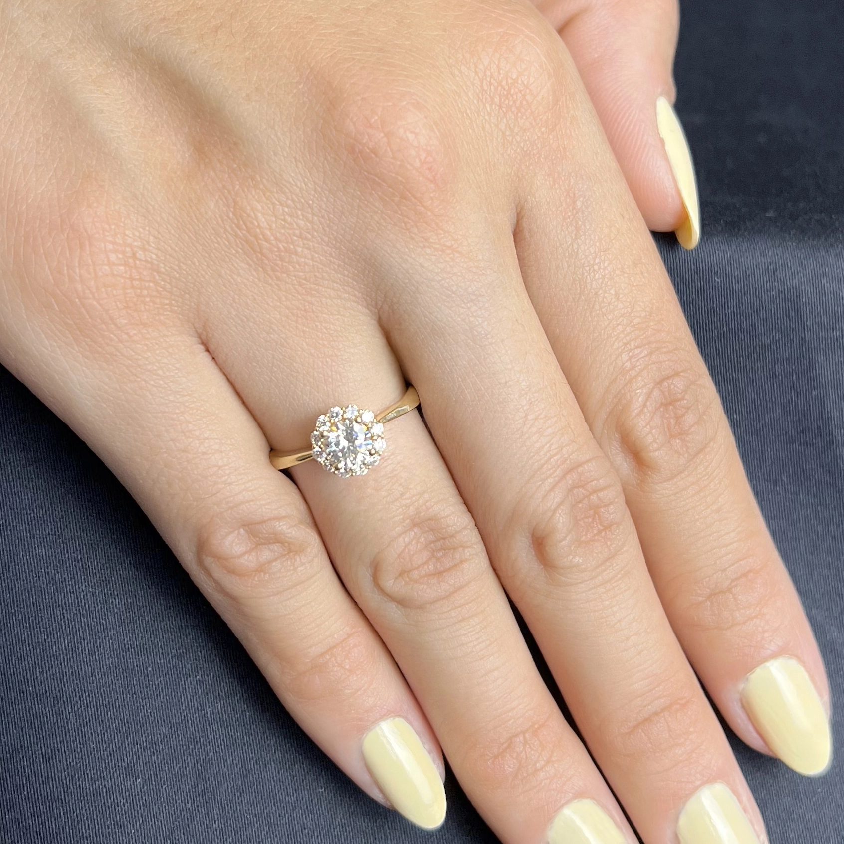 Anillo de compromiso halo redondo, con diamante central redondo GIA de 0.50ct y decoración en diamantes, oro tono amarillo 18k