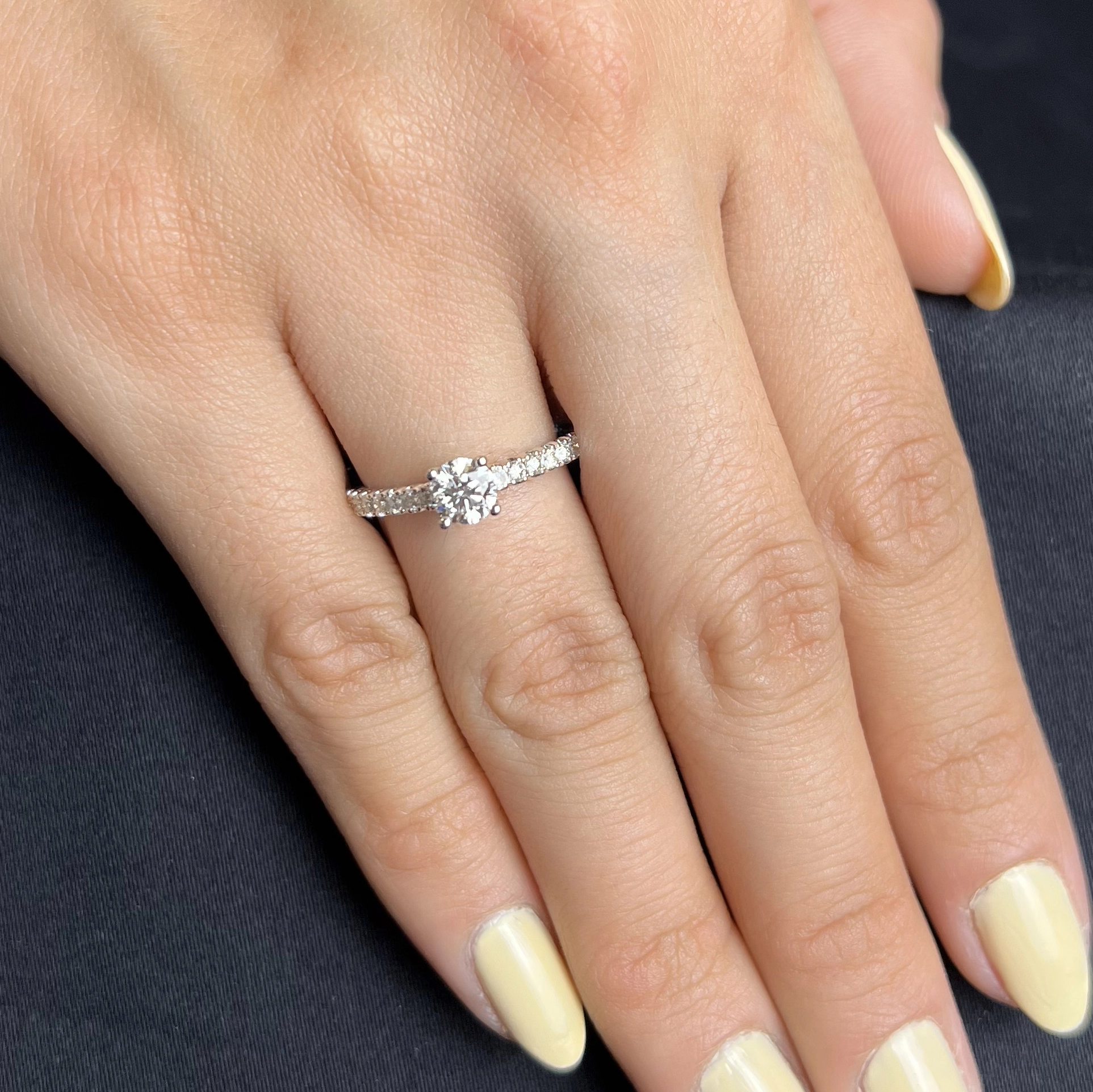 Anillo de compromiso con diamante central redondo GIA de 0.50ct y decoración en diamantes, oro tono blanco 18k, rodinado