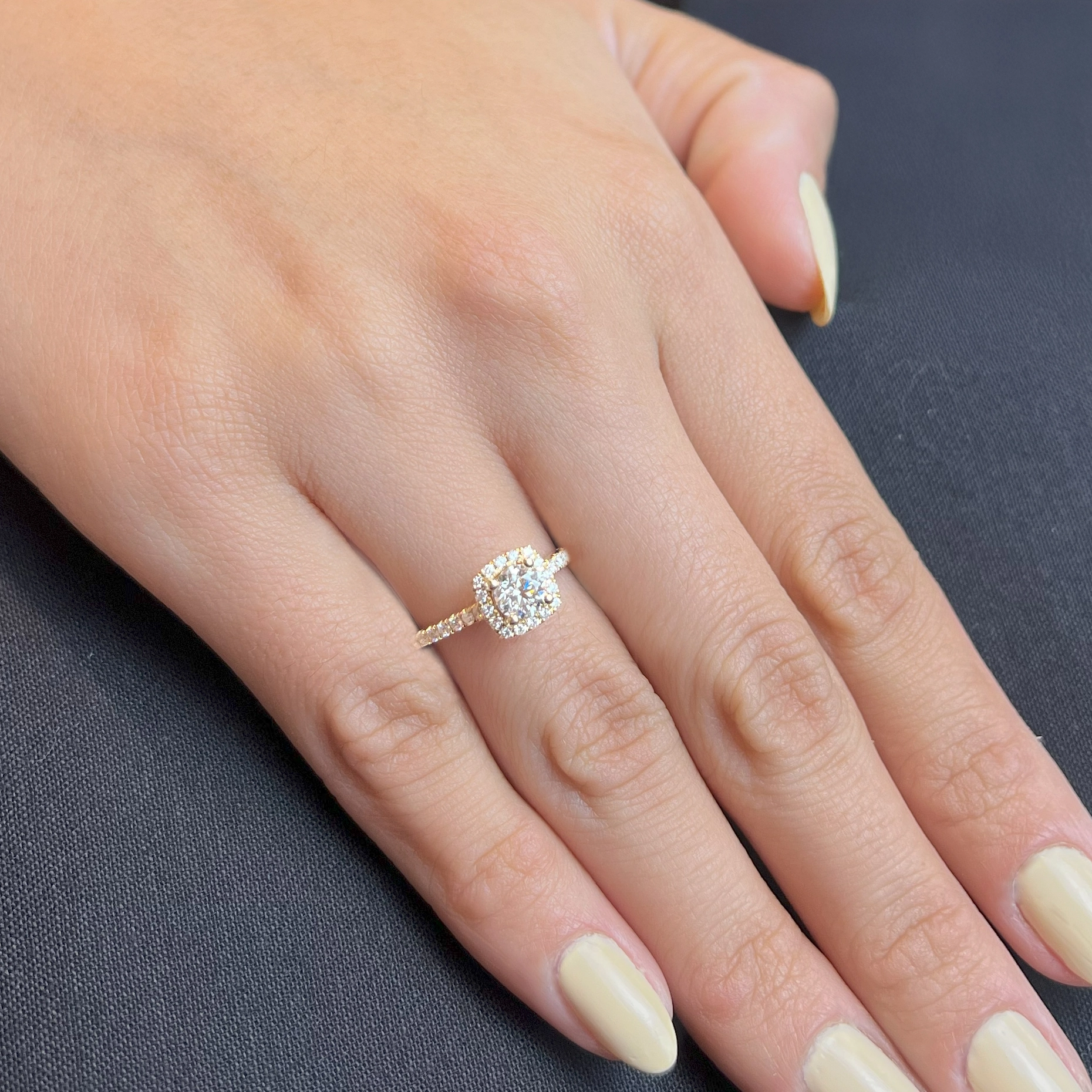 Anillo de compromiso halo cuadrado, con diamante central redondo GIA de 0.50ct y decoración en diamantes, oro tono amarillo 18k