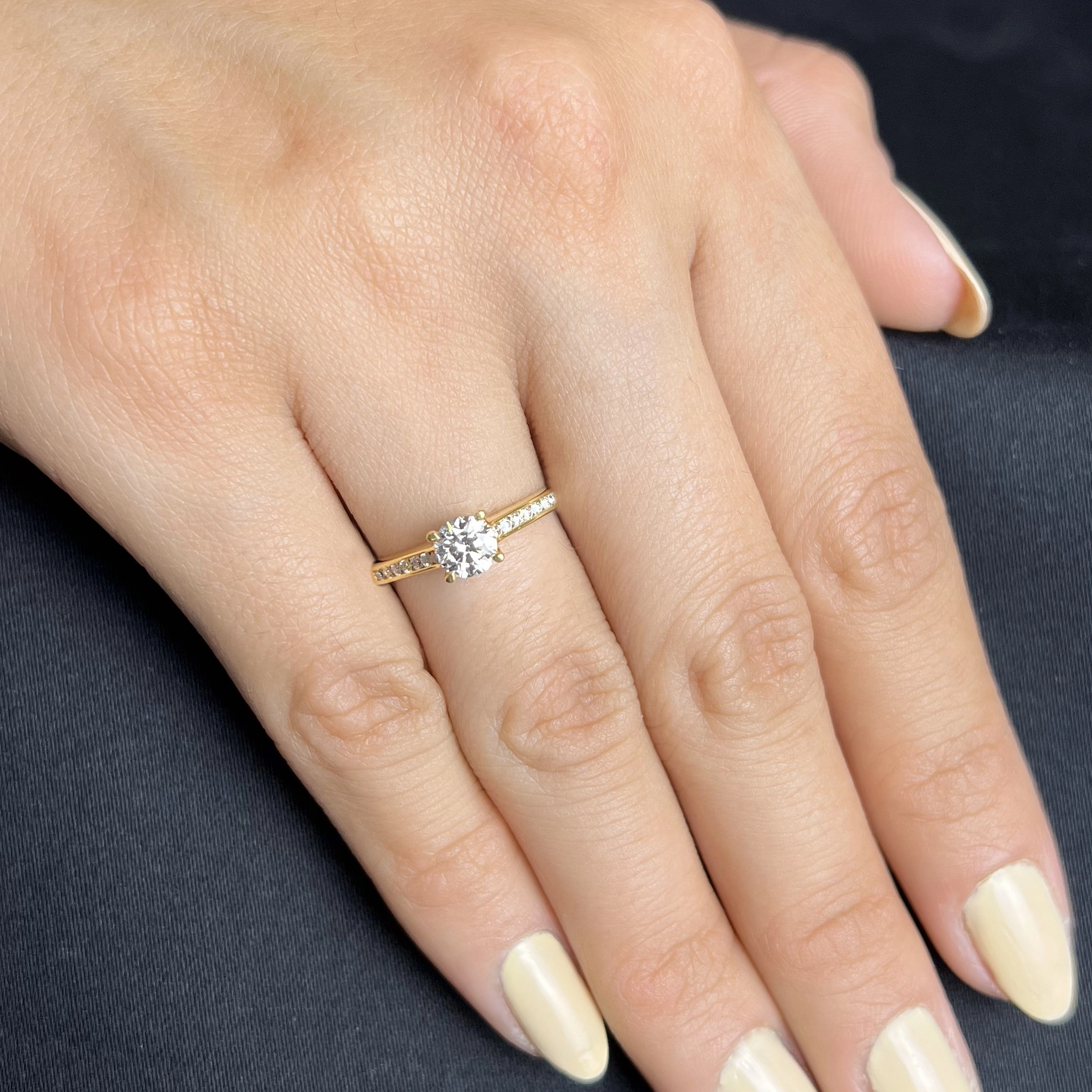 Anillo de compromiso con diamante central redondo GIA de 0.50ct y decoración en diamantes, oro tono amarillo 18k