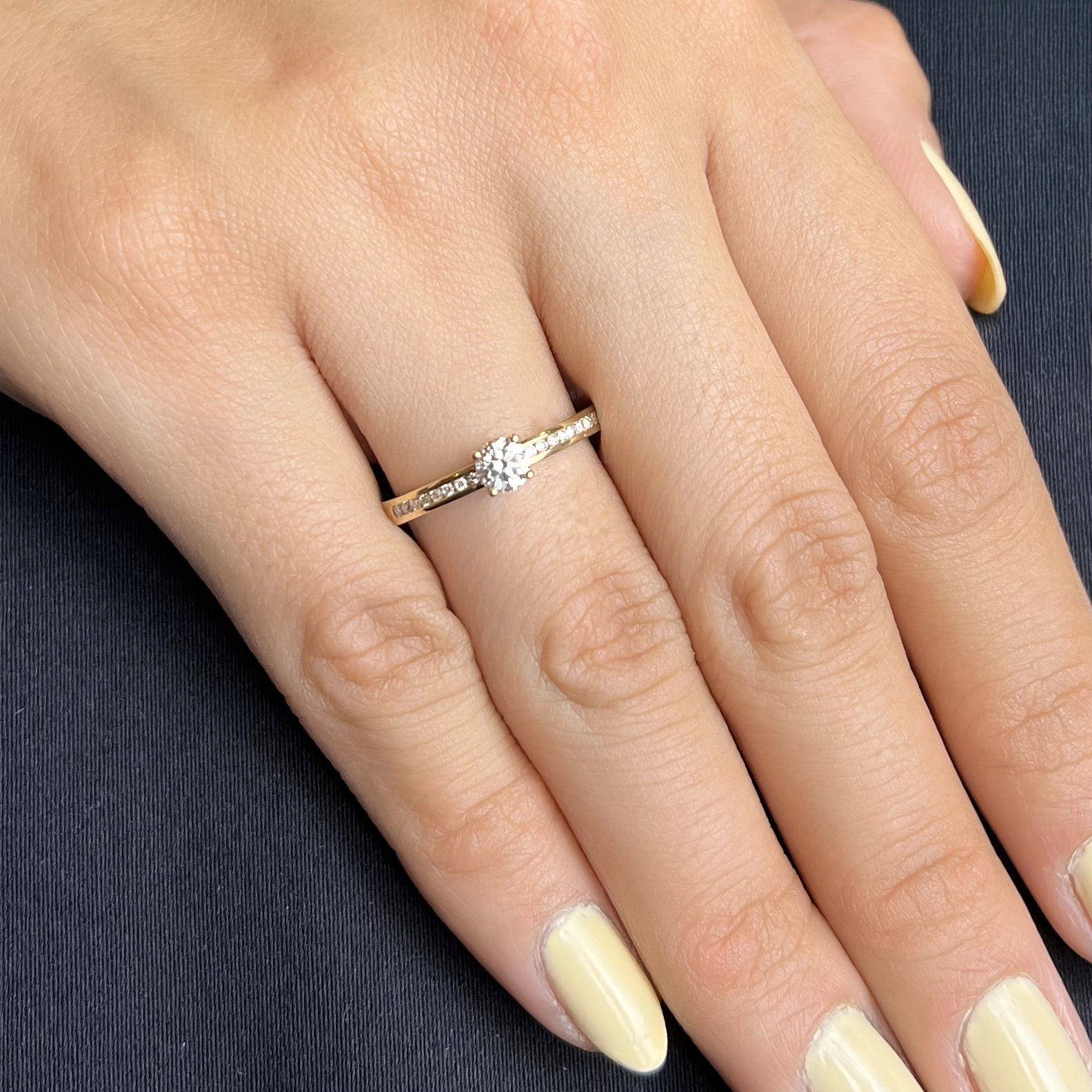 Anillo de compromiso con diamante central redondo GIA de 0.30ct y decoración en diamantes, oro tono amarillo 18k