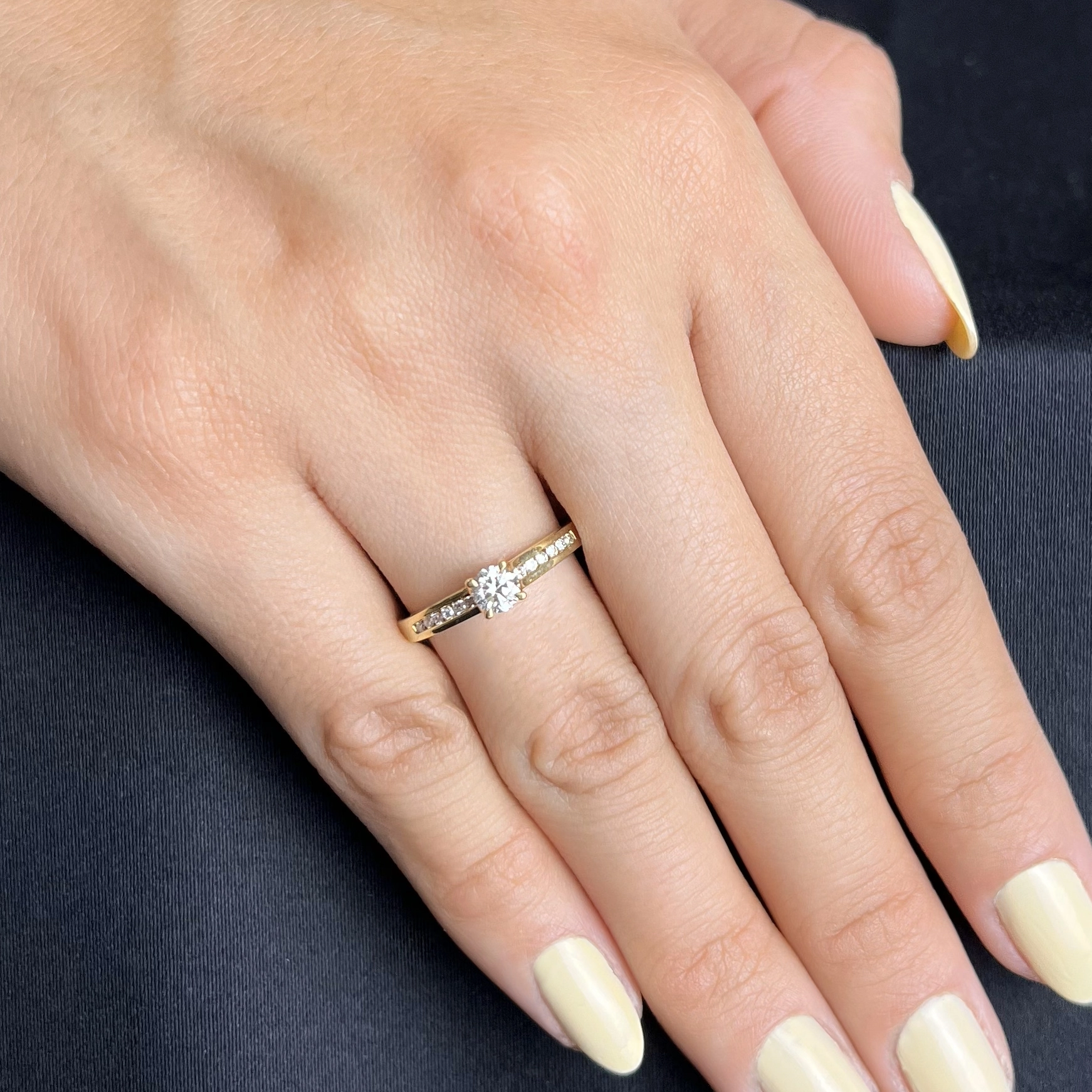 Anillo de compromiso con diamante central redondo GIA de 0.32ct y decoración en diamantes, oro tono amarillo 18k