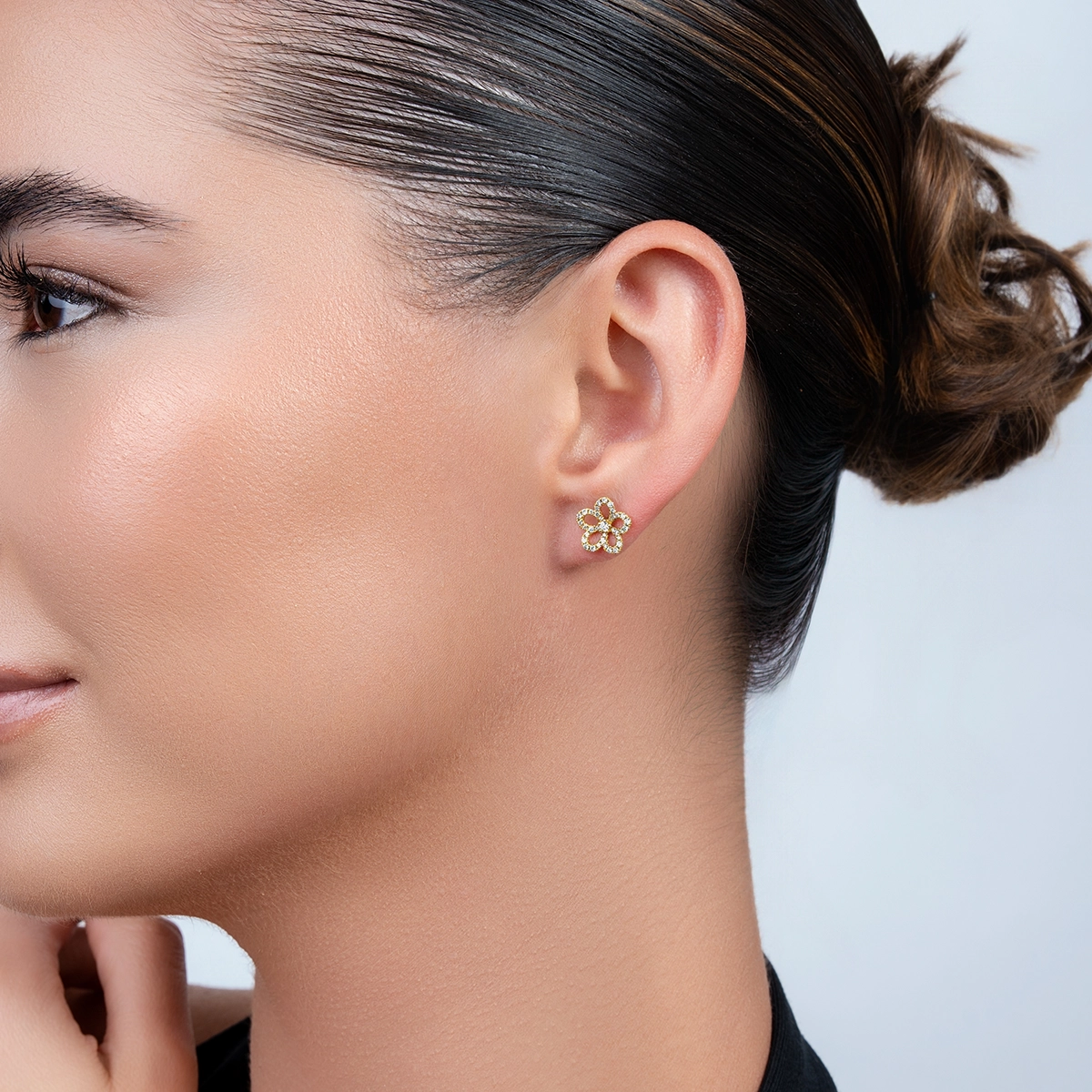 Topos de flores en oro amarillo de 18 Kilates, con diamantes de 0.34 Ct