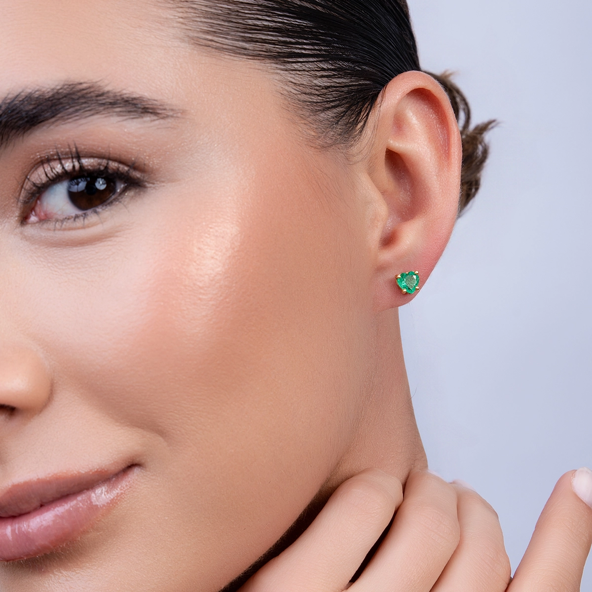 Topos studs en oro amarillo de 18 Kilates, con 2 esmeraldas centrales de 1.20 Ct