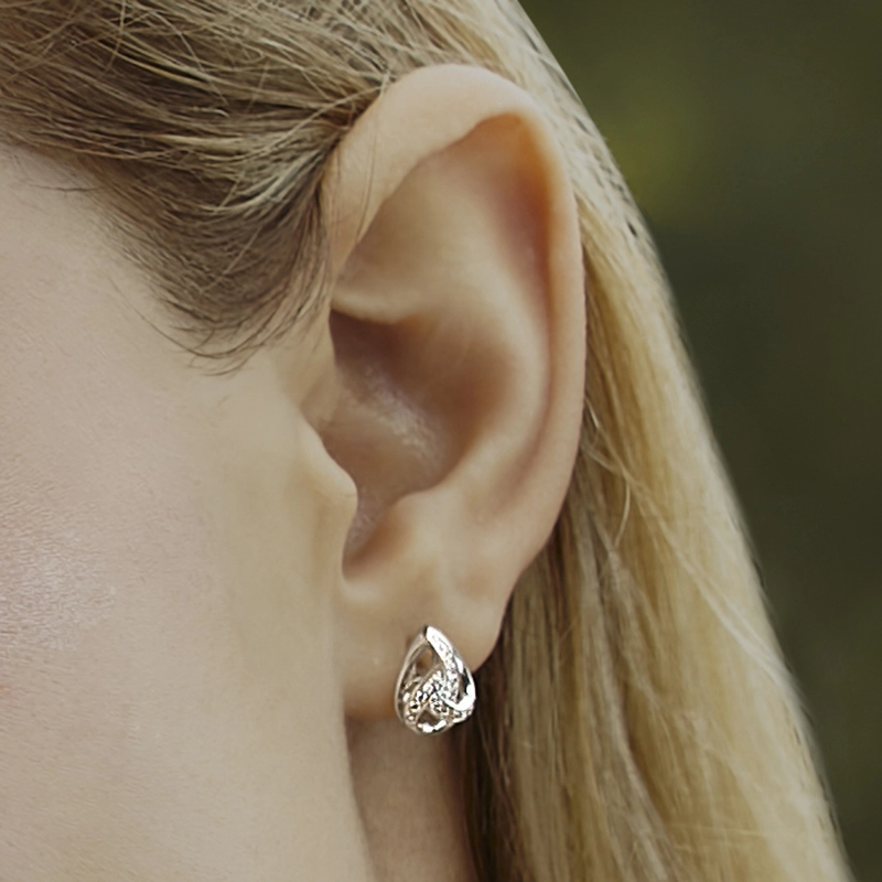Topos en oro blanco de 18 Kilates, Lágrima, con diamantes de 0.10 Ct