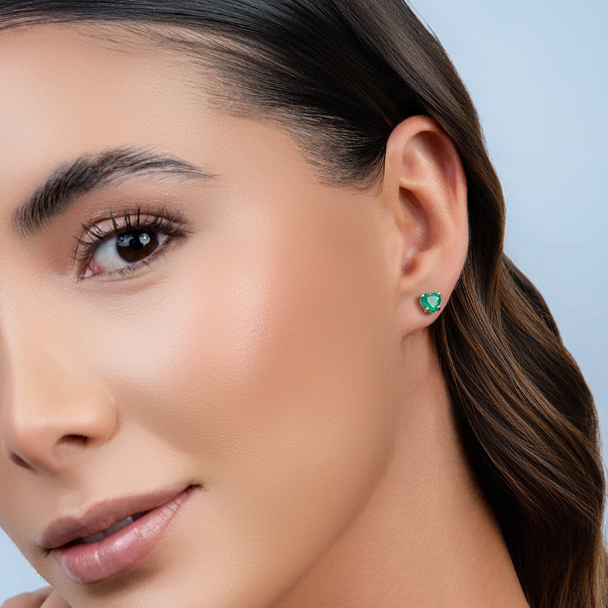 Topos studs en oro blanco de 18 Kilates, con 2 esmeraldas centrales de 1.40 Ct
