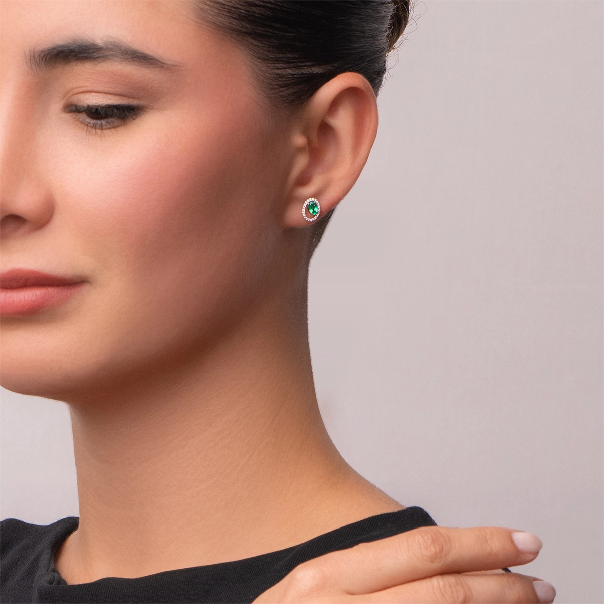 Topos en oro blanco de 18 Kilates, Uñas+decoración, con 2 esmeraldas centrales de 0.40 Ct y decoración en diamantes de 0.12 Ct