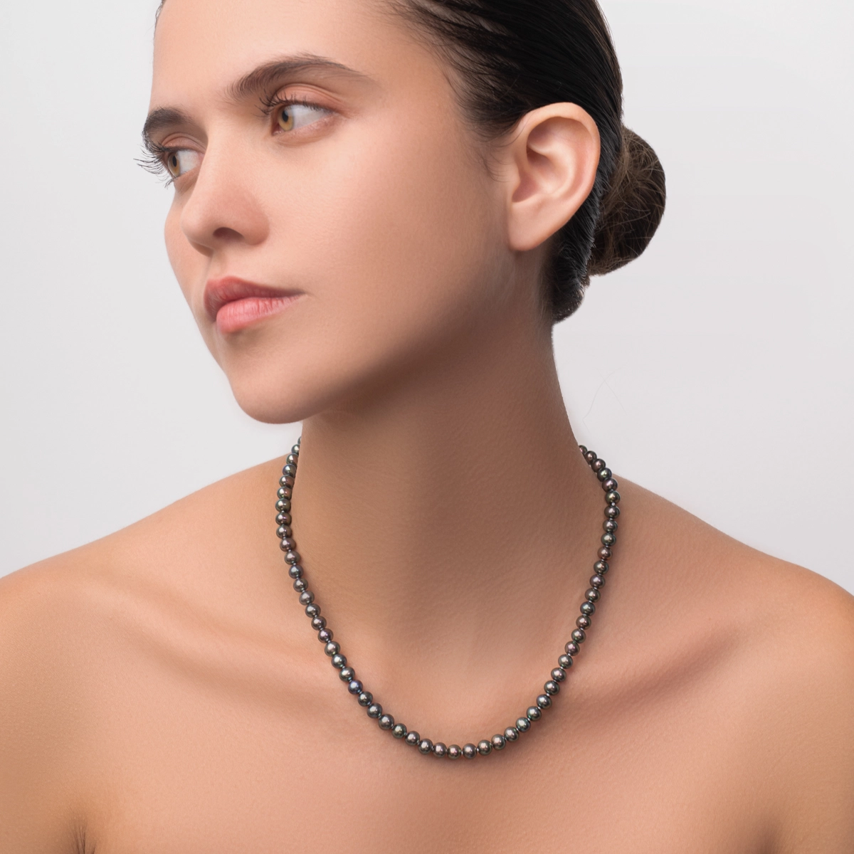 Collar con perlas de 6 mm de ancho aprox con broche en oro amarillo de 18 Kilates, 45 cm. de largo