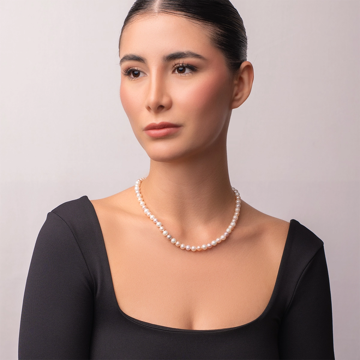 Collar con perlas centrales de 6 mm de ancho aprox con broche en oro amarillo de 18 Kilates, 45 cm. de largo