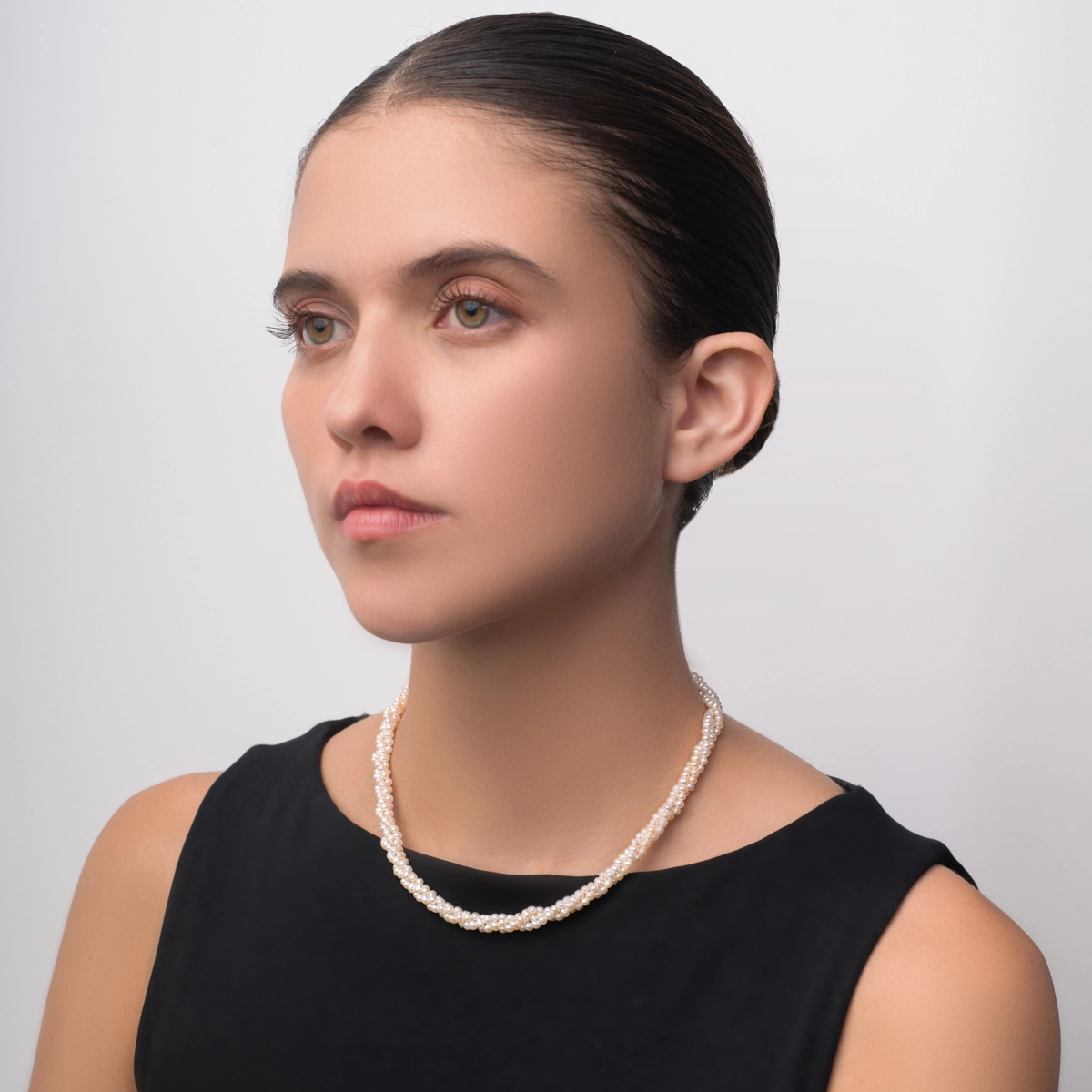 Collar con perlas de 3 mm de ancho aprox con broche en oro amarillo de 18 Kilates, 45 cm. de largo