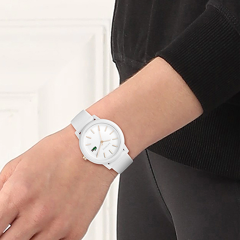 Reloj Lacoste análogo, para Dama, tablero redondo colores blanco y rosa, estilo index, pulso silicona color blanco