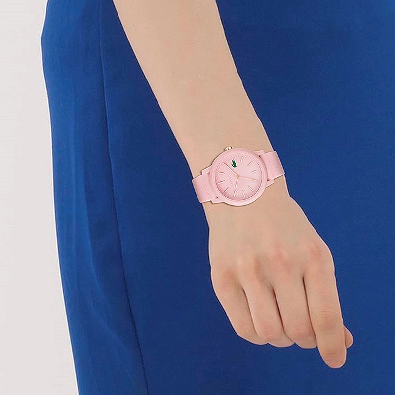 Reloj Lacoste análogo, para Dama, tablero redondo color rosado, estilo index, pulso silicona color rosado