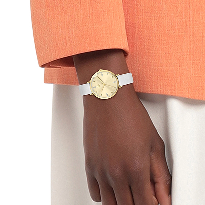 Reloj Lacoste analogo, para Dama, tablero redondo color dorado, estilo index + puntos, pulso cuero color blanco