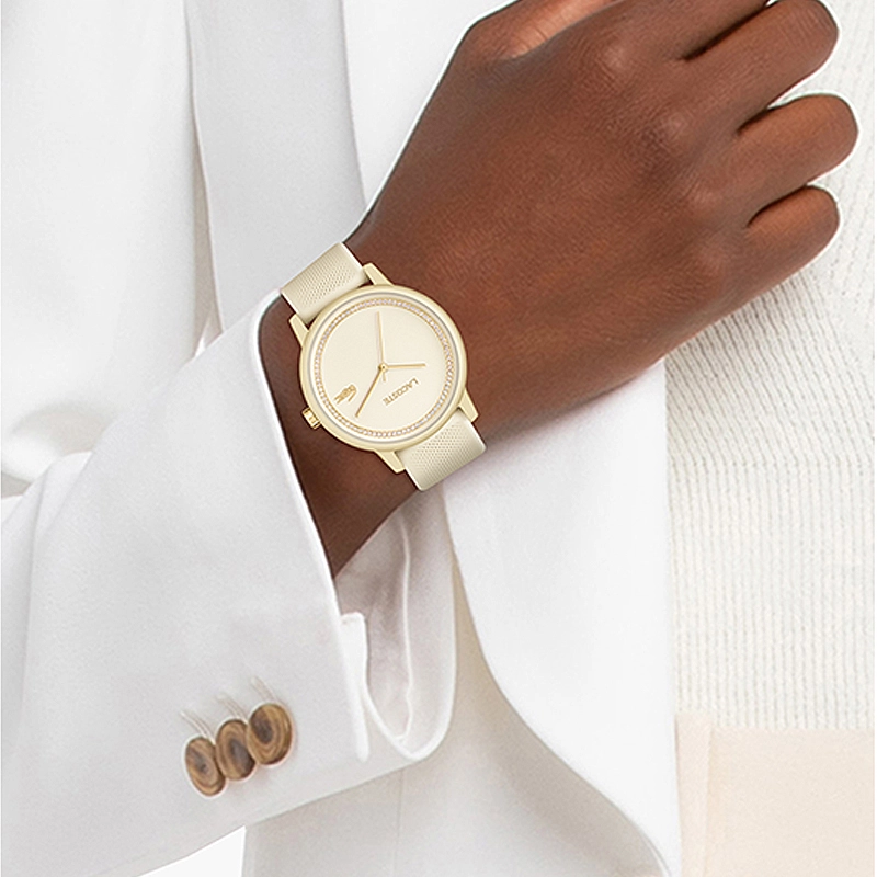 Reloj Lacoste analogo, para Dama, tablero redondo colores beige y rosa, estilo sin numeros, pulso silicona color beige
