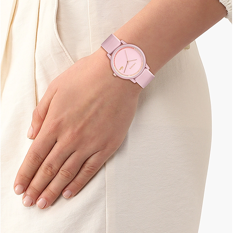 Reloj Lacoste analogo, para Dama, tablero redondo color rosado, estilo sin numeros, pulso silicona color rosado