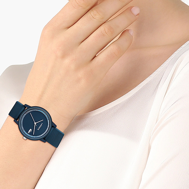 Reloj Lacoste analogo, para Dama, tablero redondo color azul, estilo sin numeros, pulso silicona color azul
