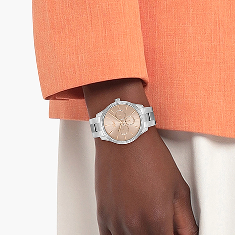Reloj Lacoste analogo, para Dama, tablero redondo color rosa, estilo index, pulso acero color plateado