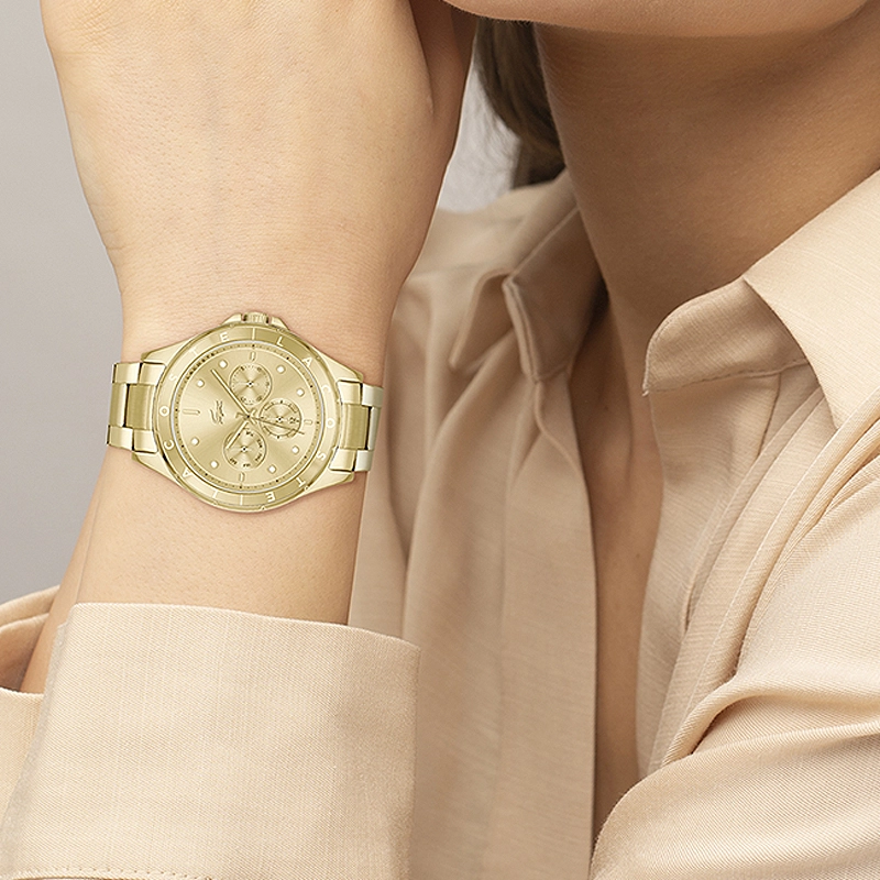 Reloj Lacoste analogo, para Dama, tablero redondo color dorado, estilo index + puntos, pulso acero color dorado