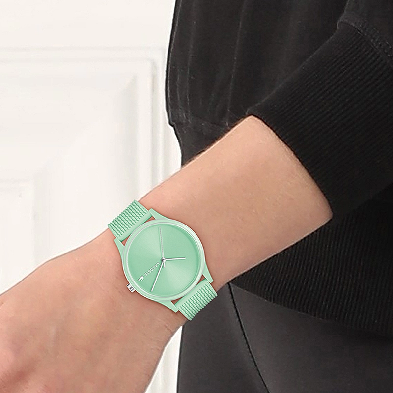 Reloj Lacoste analogo, para Dama, tablero redondo color verde, estilo sin numeros, pulso silicona color verde