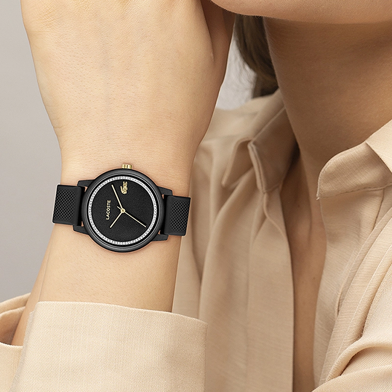 Reloj Lacoste analogo, para Dama, tablero redondo color negro, estilo sin numeros, pulso silicona color negro
