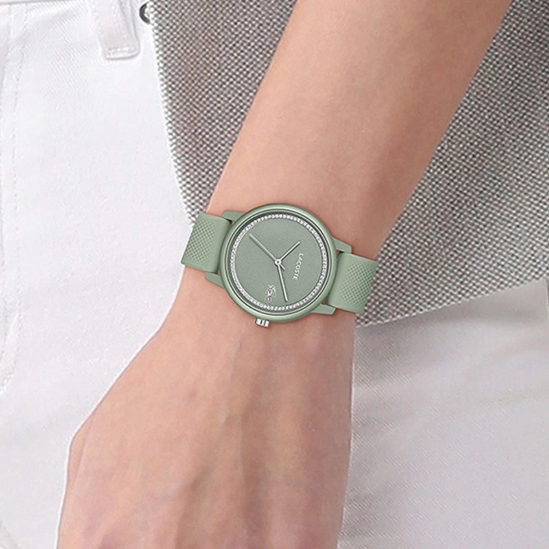 Reloj Lacoste analogo, para Dama, tablero redondo color verde, estilo sin numeros, pulso silicona color verde