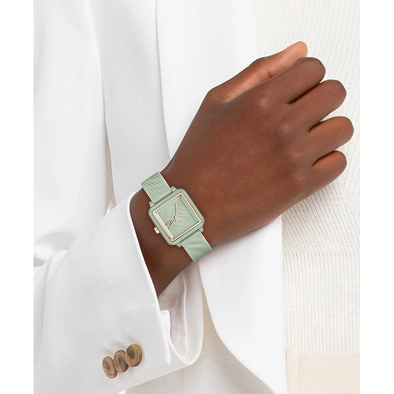 Reloj Lacoste analogo, para Dama, tablero cuadrado colores verde y rosa, estilo sin numeros, pulso silicona color verde