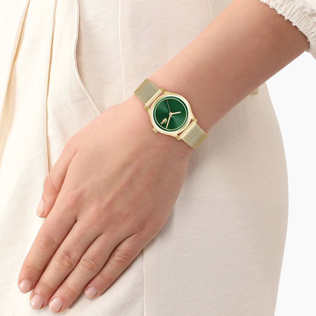 Reloj Lacoste analogo, para Dama, tablero redondo color verde, estilo sin numeros, pulso acero color dorado