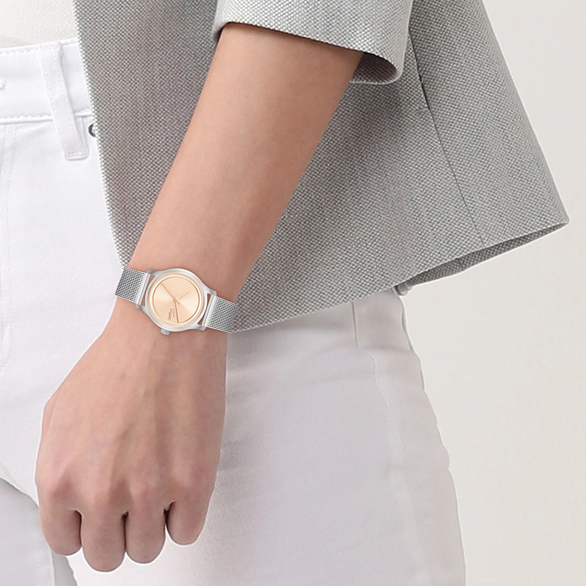 Reloj Lacoste analogo, para Dama, tablero redondo color rosa, estilo sin numeros, pulso acero color plateado