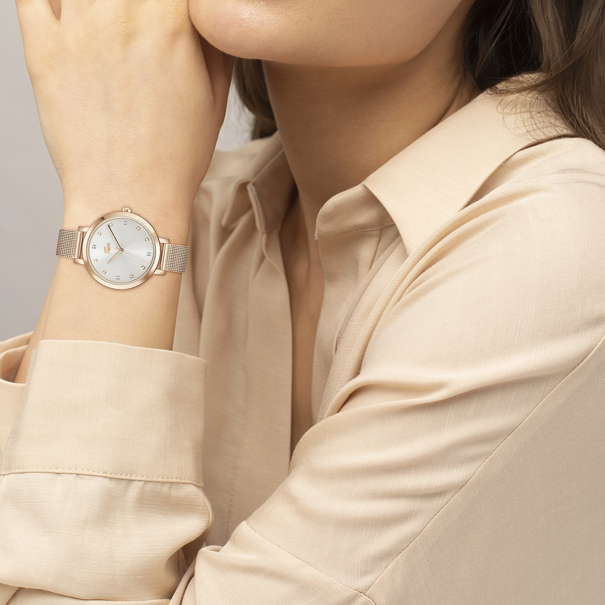 Reloj Lacoste análogo, para Dama, tablero redondo colores plateado y rosa, estilo puntos, pulso acero color rosa