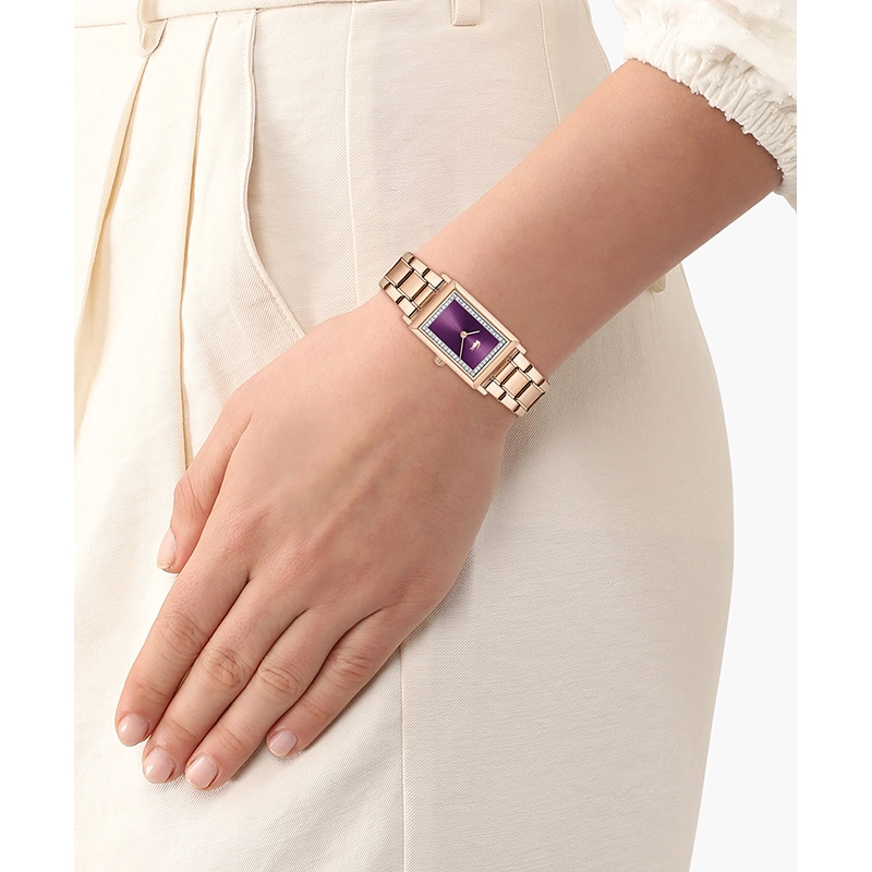 Reloj Lacoste analogo, para Dama, tablero rectangular color morado, estilo sin numeros, pulso acero color rosa