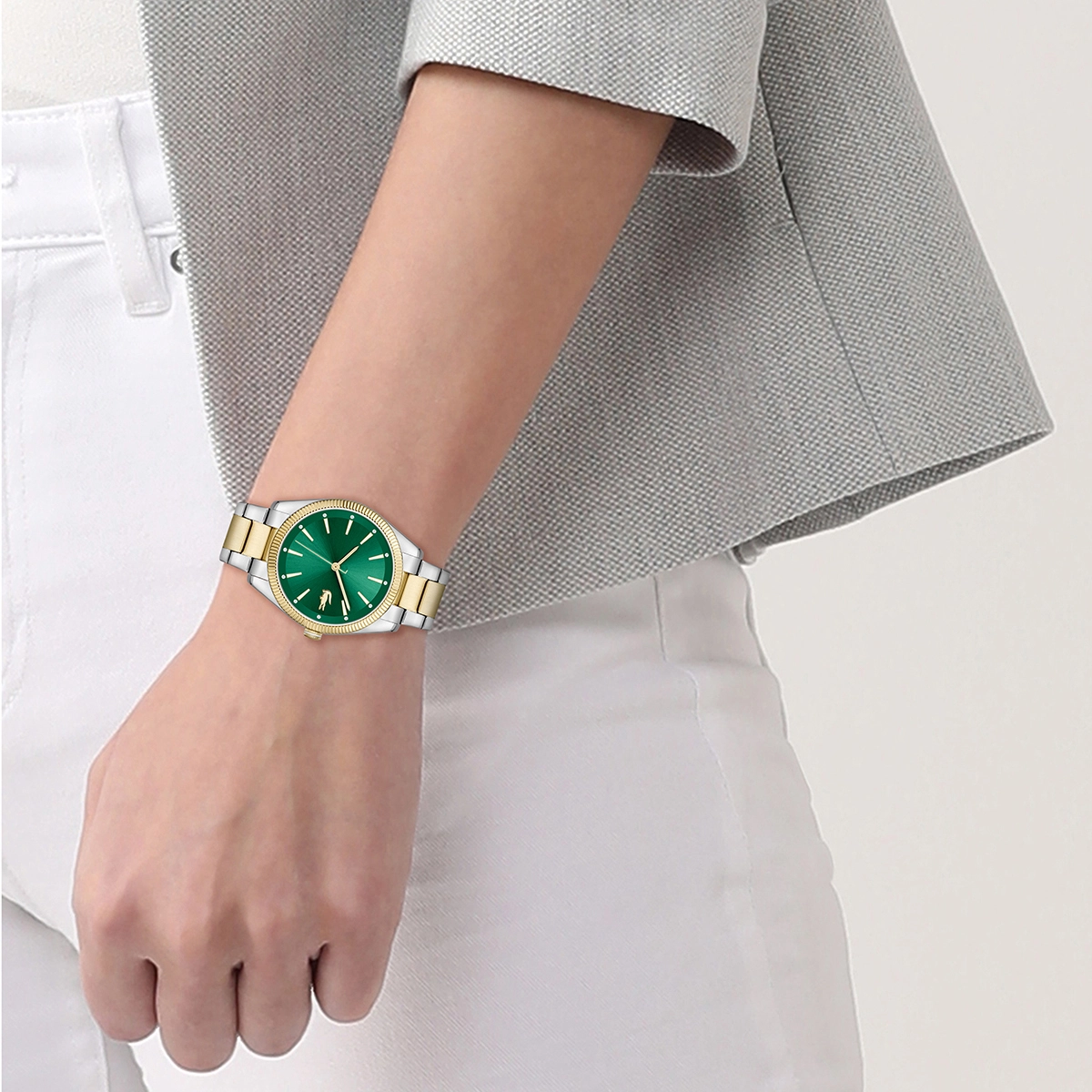 Reloj Lacoste analogo, para Dama, tablero redondo color verde, estilo index, pulso acero colores plateado y dorado