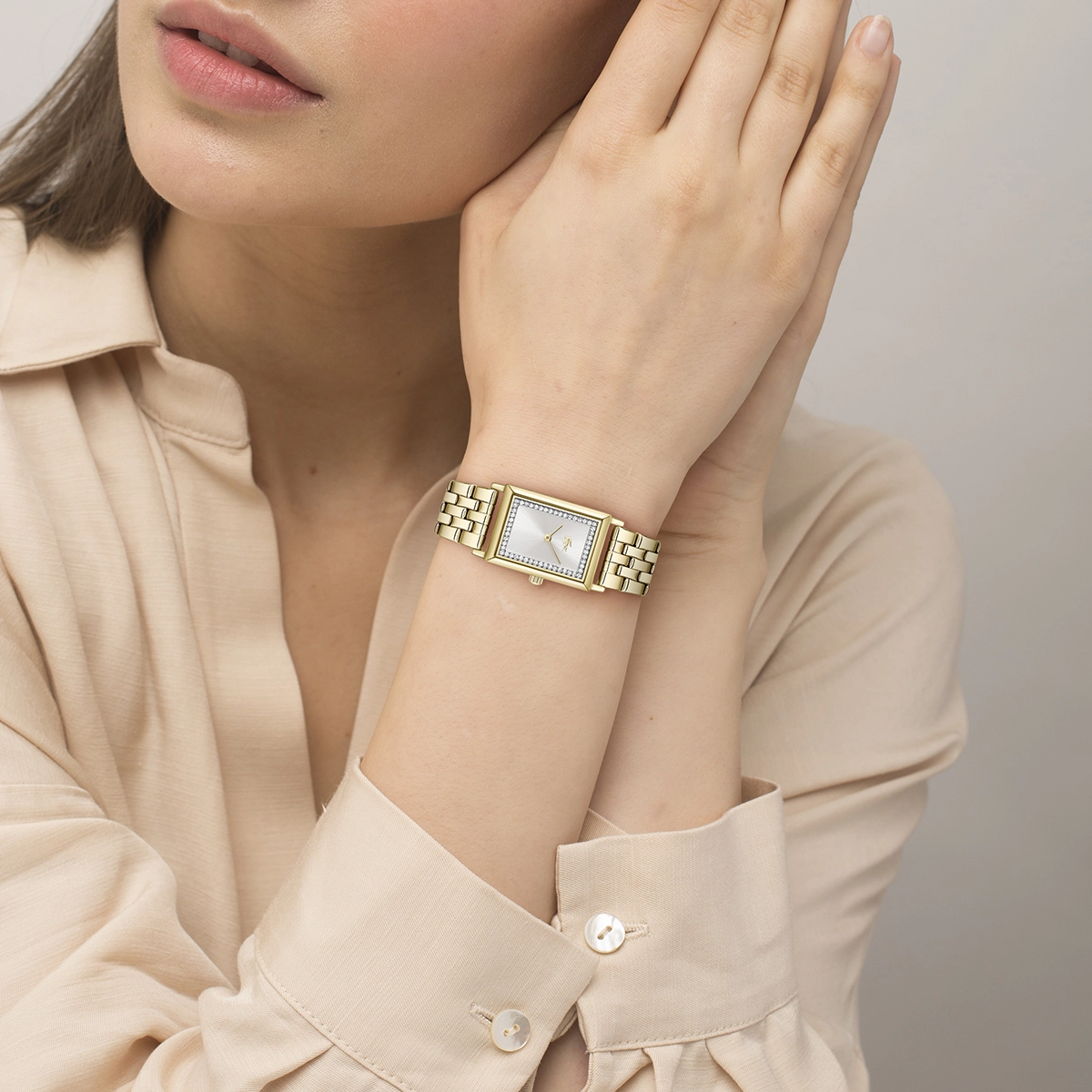 Reloj Lacoste análogo, para Dama, tablero rectangular color plateado, estilo sin números, pulso acero color dorado