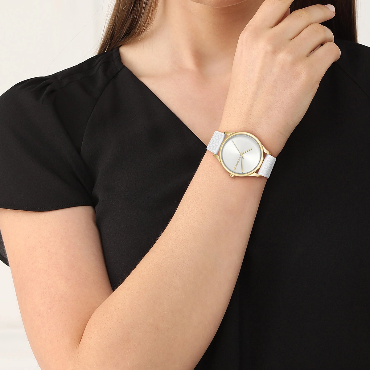 Reloj Lacoste análogo, para Dama, tablero redondo color plateado, estilo sin números, pulso silicona color blanco