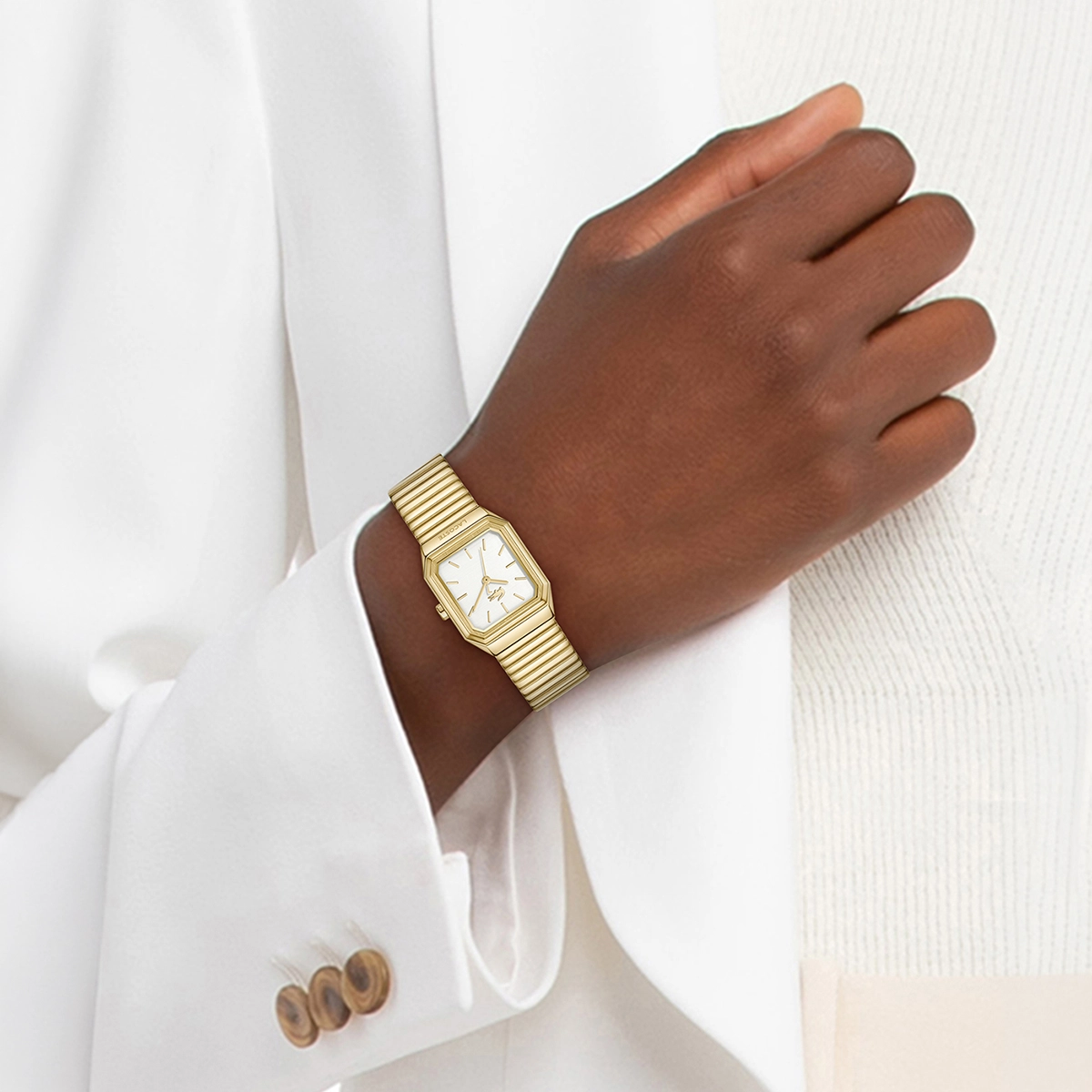 Reloj Lacoste análogo, para Dama, tablero rectangular color plateado, estilo index, pulso acero color dorado