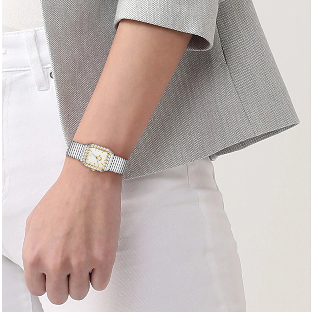 Reloj Lacoste análogo, para Dama, tablero rectangular color plateado, estilo index, pulso acero color plateado