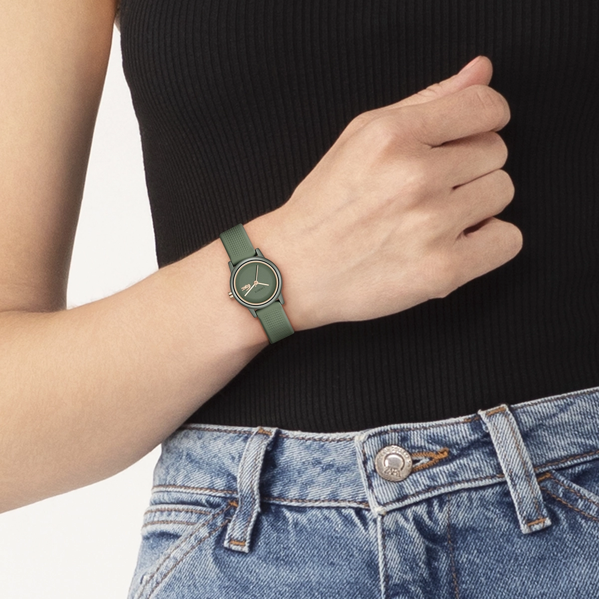 Reloj Lacoste análogo, para Dama, tablero redondo colores verde y dorado, estilo sin números, pulso silicona color verde