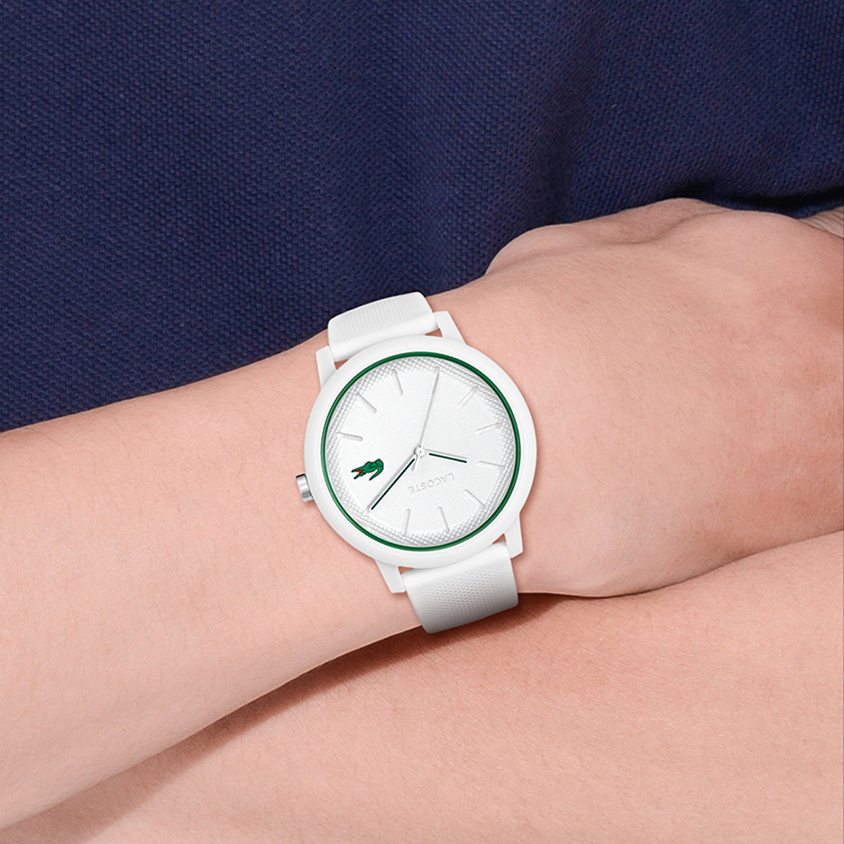 Reloj Lacoste análogo, para Hombre, tablero redondo colores blanco y verde, estilo index, pulso silicona color blanco